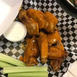 chicken wings and fried chicken, fried chicken wings, chicken wings, chicken, bbq chicken, fried chicken, bbq wings, poultry, food