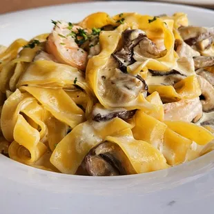 Tagliatelle - truffle cream sauce and mushrooms + shrimp