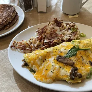 Veggie omelette with toast