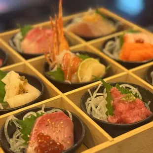 Deluxe nine-grid omakase sashimi