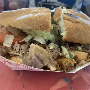 Torta de carnitas y chicharrones