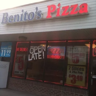 the front of a pizza restaurant