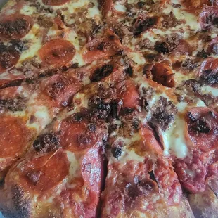 Burnt bacon and pepperoni with seasoned crust