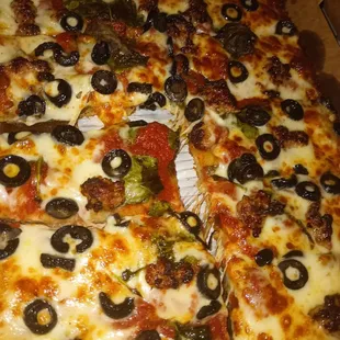 Benito&apos;s Black olives &amp; sausage, spinach pizza