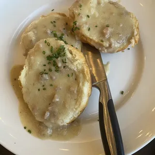 BISCUITS & COUNTRY SAUSAGE GRAVY