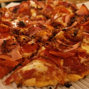 Old world pepperoni, regular pepperoni, ham, bacon and extra sauce. Delicious!!!