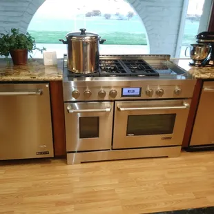 A beautiful 48" range we have on display on our 10,000 sq ft showroom! come on in and take a look around!