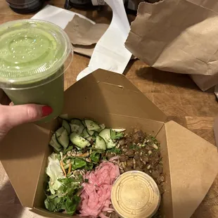 (V) Chickpea &amp; Potato Garden Bowl with smoky Chipotle sauce, green smoothie