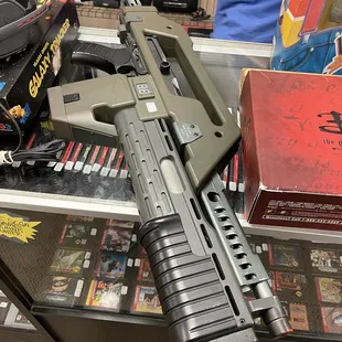 Airsoft replica pulse rifle from Alien franchise.