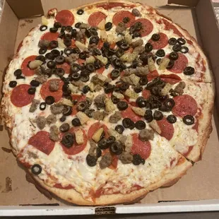 Italian Sausage, pepperoni, olive and pineapple Topping Pizza