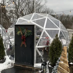 Outdoor dining igloo