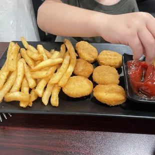 Kids nuggest and fries