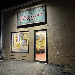 the outside of a restaurant at night