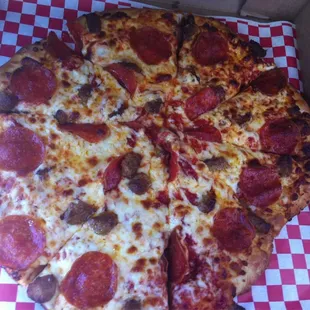 12&quot; Sausage &amp; pepperoni. It was lunch.