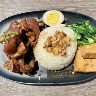 Braised Pork Knuckle Bento 卤猪脚便当