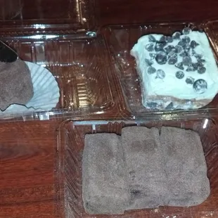 Per Sharon H. review - Here are the deserts she was talkin' about!