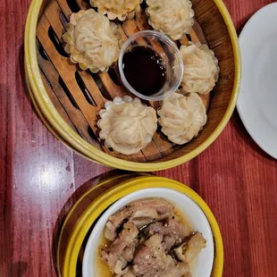 Steamed dumplings and pepper beef rib