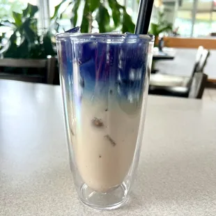 Tra sua hoa dau biec - Butterfly flower pea milk tea