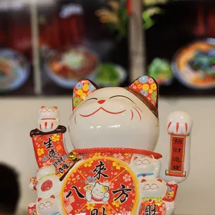 a statue of a cat sitting on a table