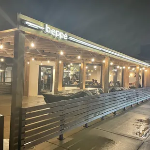 the outside of a restaurant at night