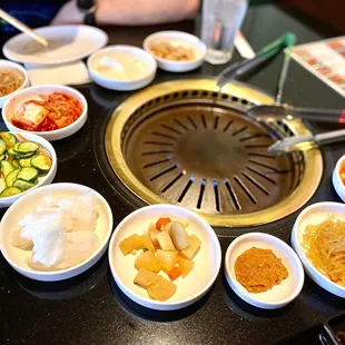 look at all these side dishes!!! yum~