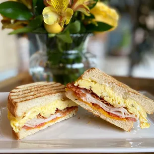 Breakfast sandwiches (served everyday til 2:00pm)