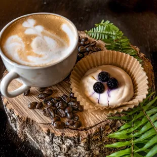 Raw vegan cheesecake and cappuccino !