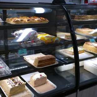 Berezka Eastern European Market Russian Polish Ukrainian deli produce - cakes (Магазин Берёзка торты)