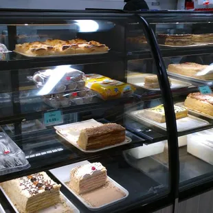 Berezka Eastern European Market Russian Polish Ukrainian deli produce - cakes (Магазин Берёзка торты)