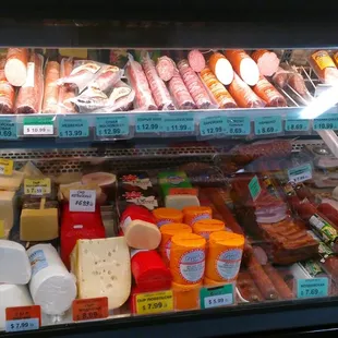 Berezka Eastern European Market Russian Polish Ukrainian deli produce - meats and cheeses (Магазин Берёзка мясо и сыры)