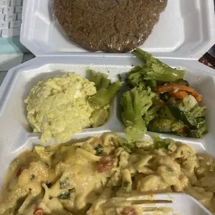 I must be fair and give credit where credit is due. This food is the bomb!shout out to the manager. He always take care of me.