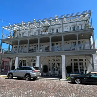 two cars parked in front of the hotel