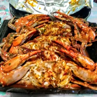 a plate of cooked crabs