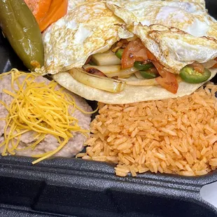 Huevos Rancheros 
Dos huevos estrellados con jalapeño,tomate,cebolla 
 arroz &amp; frijoles
Tortillas harina o maíz