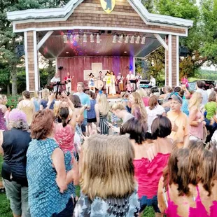 Outdoor concert at Berne Wood-Fired Pizza