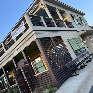 the outside of a restaurant