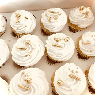 White and gold cupcakes