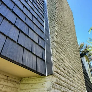 DaVinci Shake, type of composite shake roofing shingles that are designed to look like real hand-split cedar shingles.