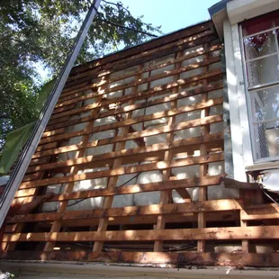 DaVinci Shake, type of composite shake roofing shingles that are designed to look like real hand-split cedar shingles.