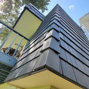 DaVinci Shake, type of composite shake roofing shingles that are designed to look like real hand-split cedar shingles.