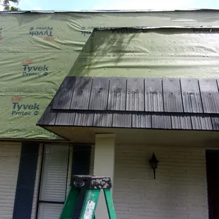 DaVinci Shake, type of composite shake roofing shingles that are designed to look like real hand-split cedar shingles.