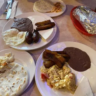 Plátanos fritos, huevos revueltos con frijoles, queso y crema. Pupusa revuelta de arroz con loroco