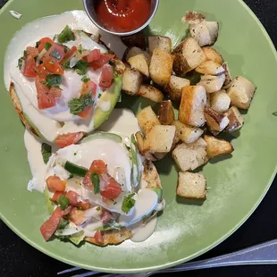 Bertha&apos;s Egg Benedict wit Potatoes