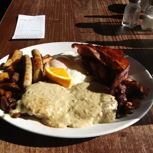 The works--and isn't it laid out prettily, with two flanks of home fries.