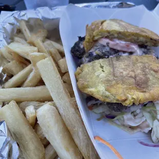 Yucca frites &amp; burger on plantains