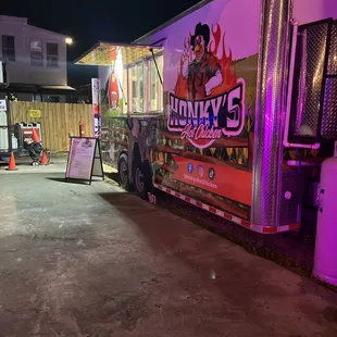 Honkys hot chicken food truck parked @ Bésame