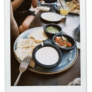 Quesadillas Pollo + Salsa verde + Pico de Gallo + Sour Cream