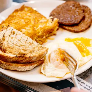 a plate of breakfast foods