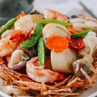 a plate of shrimp and vegetables