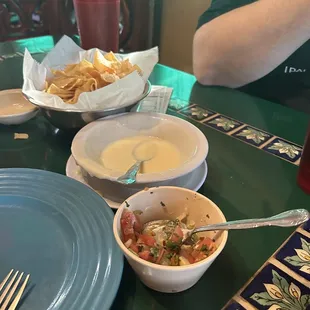 Pico de gallo, Queso.  Chips